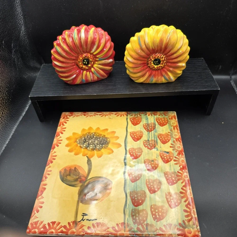 Clay Art Sunflower Salt And Pepper  Shakers And Trivet‎